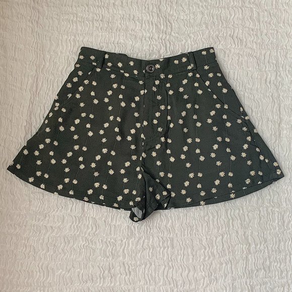 🌼Urban Outfitters Green Floral Shorts🌼 - Picture 1 of 3